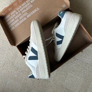 VEJA Women’s Minimalist Sneakers – Casual Flat Streetwear Shoes